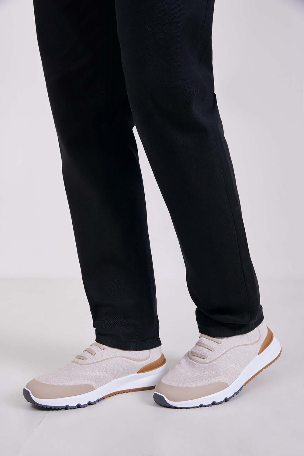 תמונת כל הלוק של נעלי סניקרס